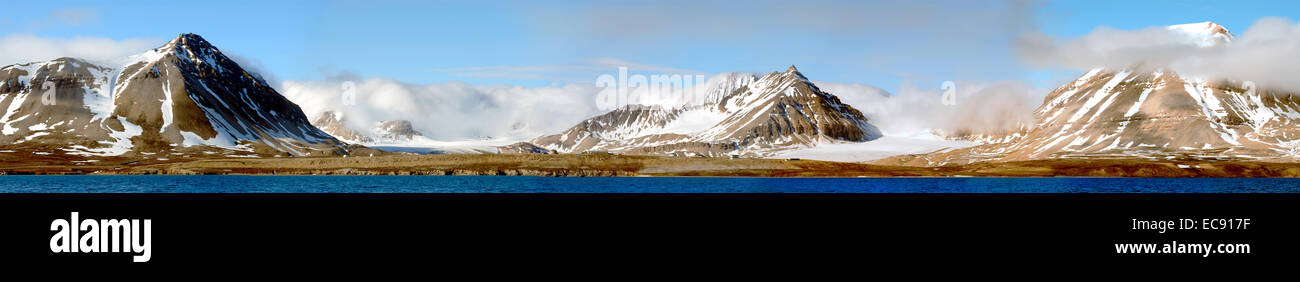 Atemberaubende Panorama-Bild einer arktischen Landschaft in Spitzbergen in der Nähe von Ny Alesund in Norwegen. Stockfoto