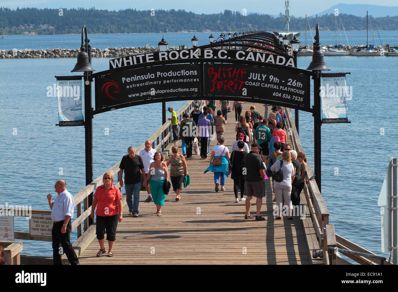 Einen warmen, sonnigen Tag in der touristischen Stadt von White Rock, British Columbia. Stockfoto