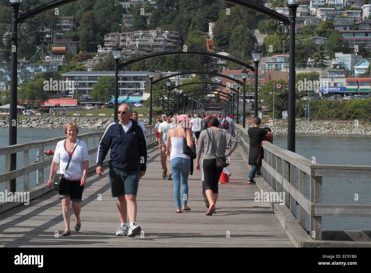 Einen warmen, sonnigen Tag und die Menschen zu Fuß auf der Pier an der White Rock British Columbia Stockfoto
