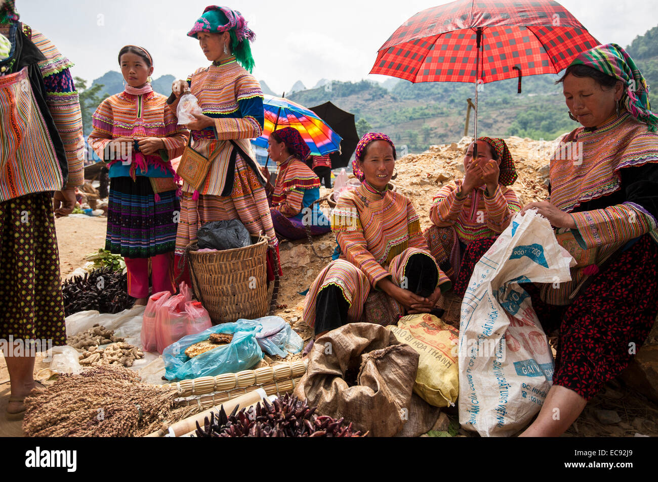 Flower Hmong, Verkauf von Produkten auf dem Markt können Cau. Stockfoto