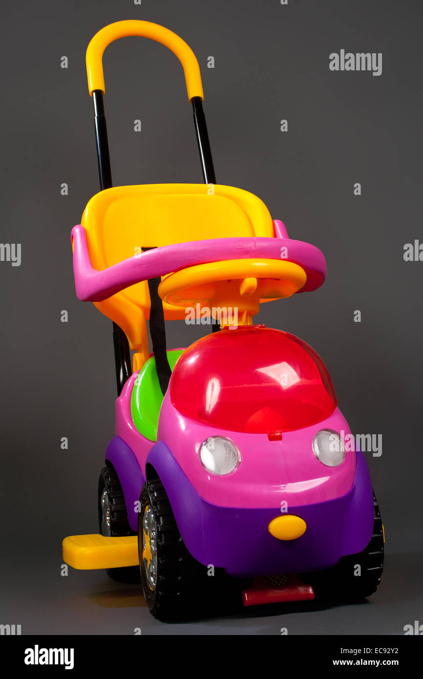 Schöne Baby moderne Kinderwagen wie ein Auto auf grauem Hintergrund isoliert Stockfoto