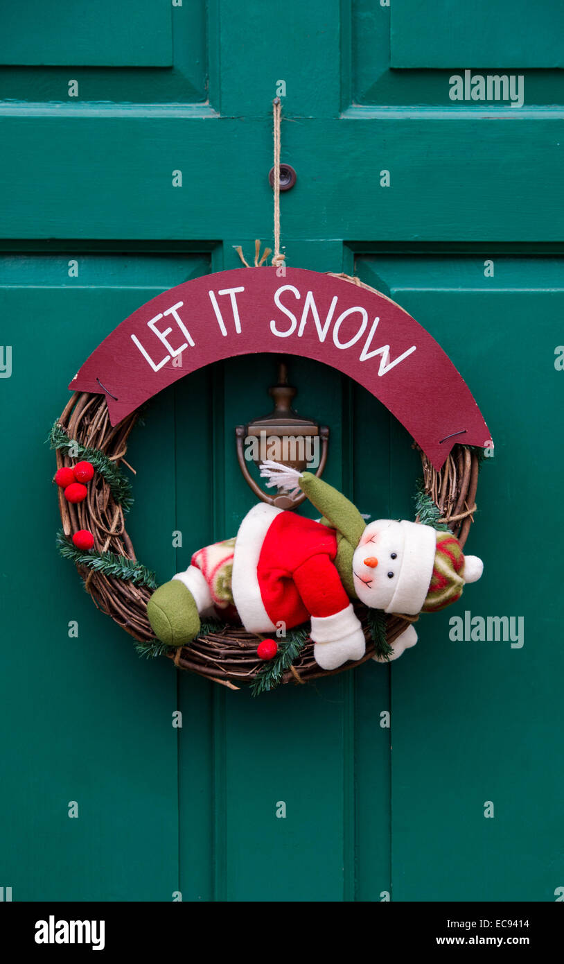 Lassen Sie es Schnee, Weihnachten Türkranz mit einem Spielzeug-Schneemann Stockfoto