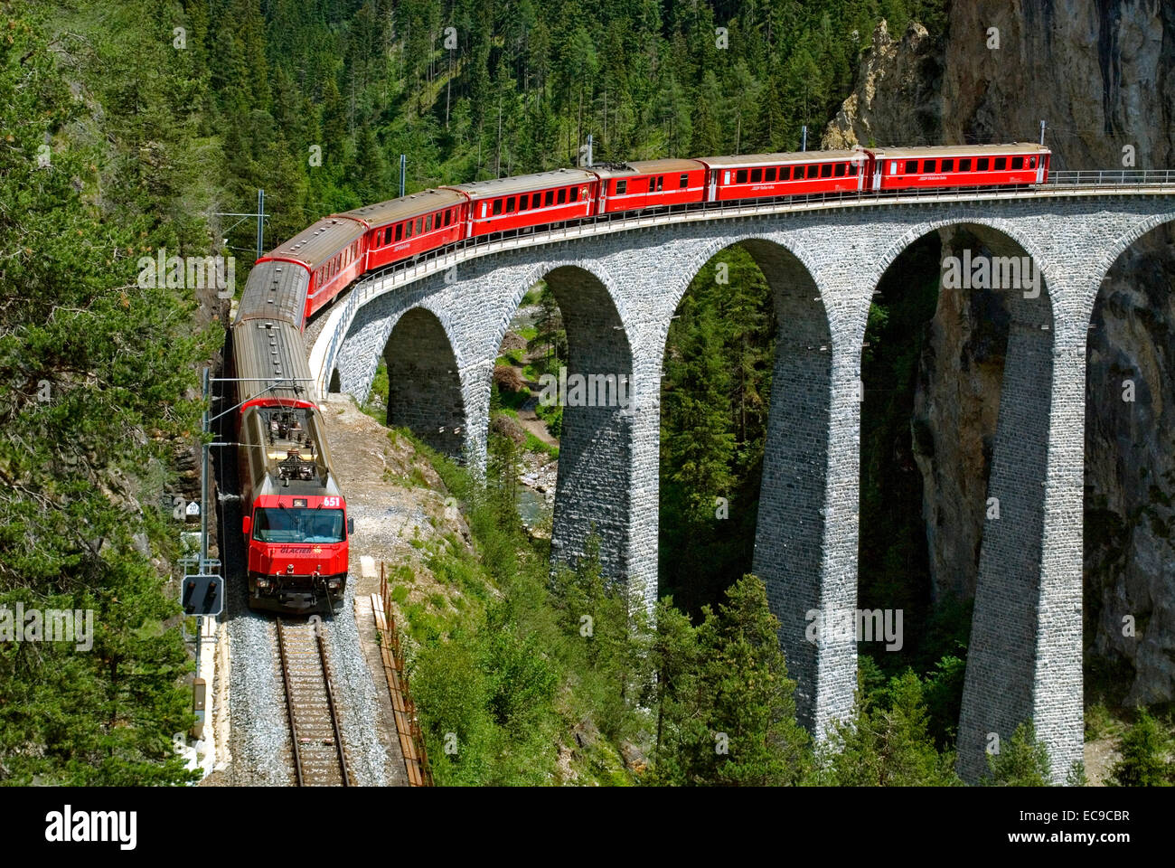 Glacier Express in der Landwehr-Viadukt in den Schweizer Alpen, Schweiz Stockfoto