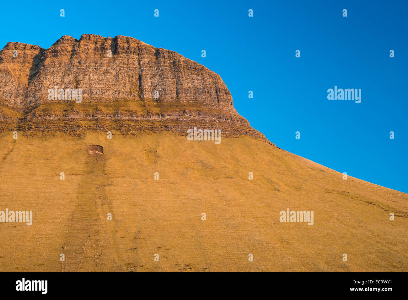 Abendlicht auf dem Kalkstein Berg Benbulben, County Sligo, Irland, einer der kultigsten Naturgegebenheiten Irlands Stockfoto