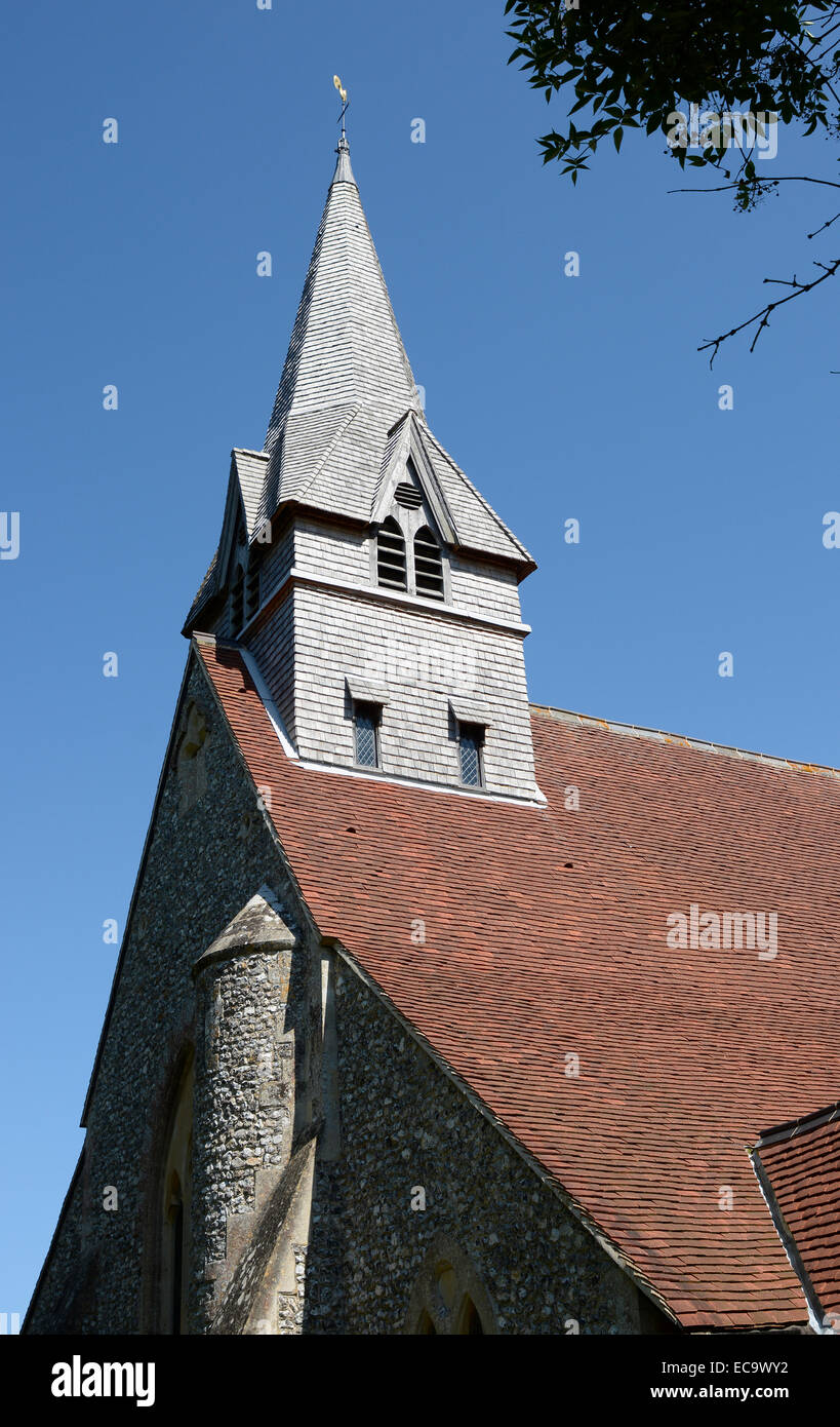 Hölzerne Schindeln Turm und Spire, Church of Saint Peter und Heilig-Kreuz in Wherwell. Hampshire. England Stockfoto