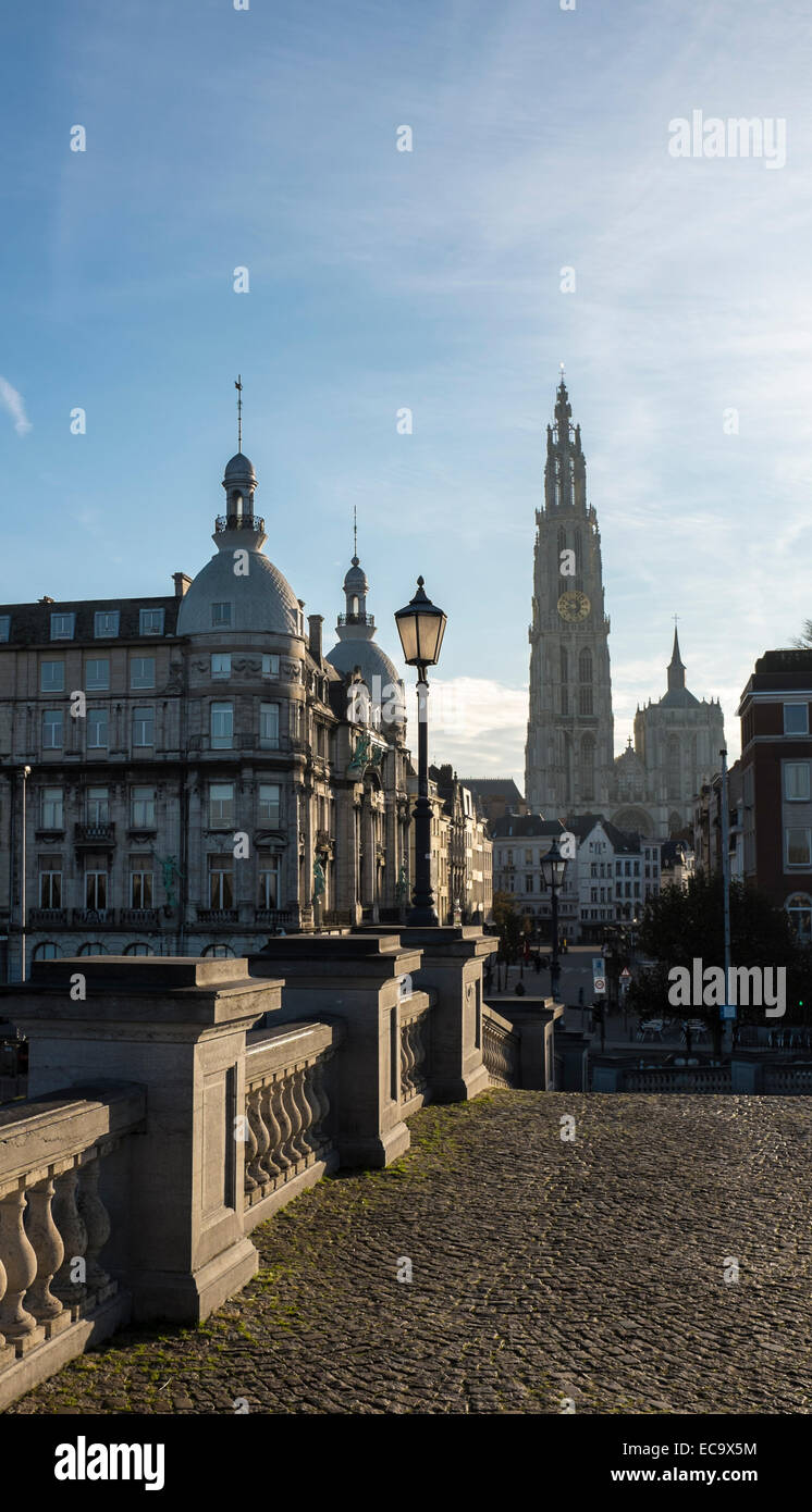 Kathedrale unserer lieben Frau in Antwerpen in der Morgendämmerung von Grote Markt genommen Stockfoto