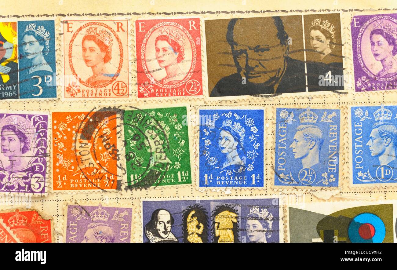 Eine alte vollständig illustrierte Briefmarken-Album mit Briefmarken von Großbritannien Stockfoto