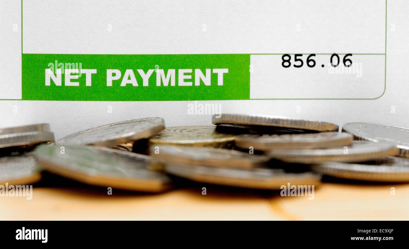 Netto-Zahlung auf eine Gehaltsabrechnung mit Münzen England UK Stockfoto
