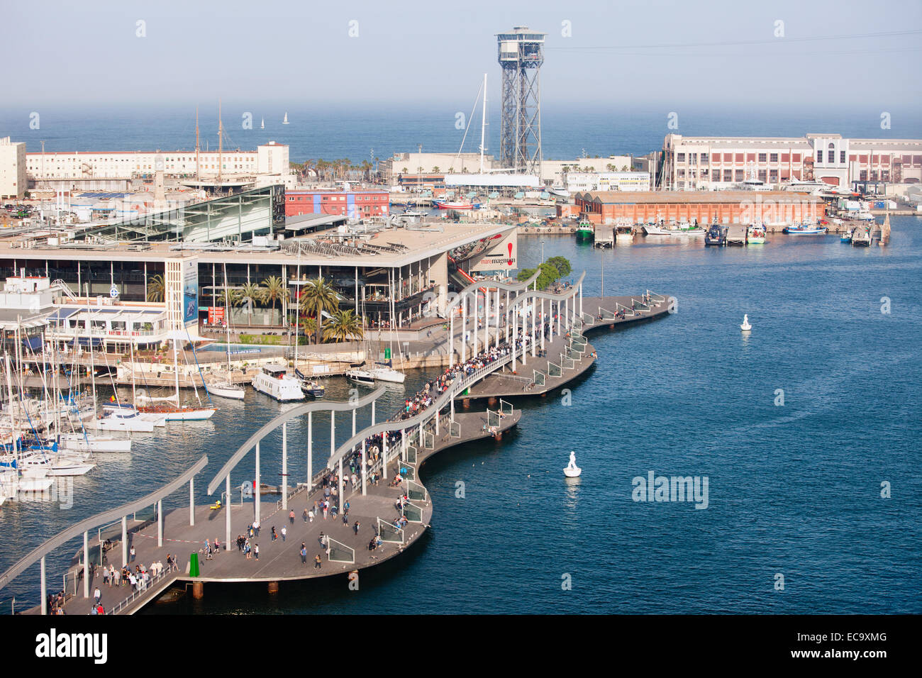 Rambla de Mar Gehweg und Einkaufszentrum Maremagnum in Port Vell, Barcelona, Katalonien, Spanien. Stockfoto