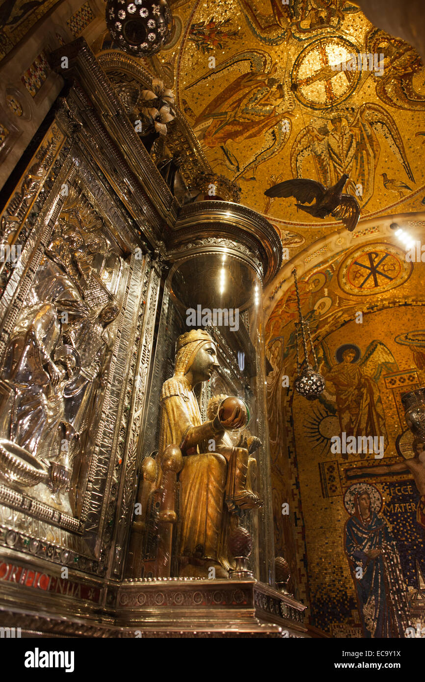 Die schwarze Madonna von Montserrat-Statue (unsere Liebe Frau von Montserrat oder die Jungfrau von Montserrat) in der Basilika von Montserrat im Catalon Stockfoto