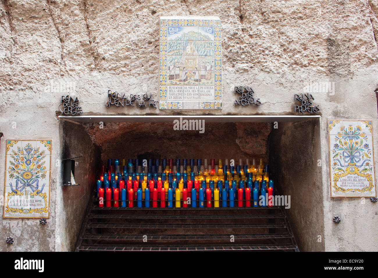 Votivkerzen in Stein Korridor am Ausgang des Klosters der Basilika von Santa Maria de Montserrat in Katalonien, Spanien. Stockfoto