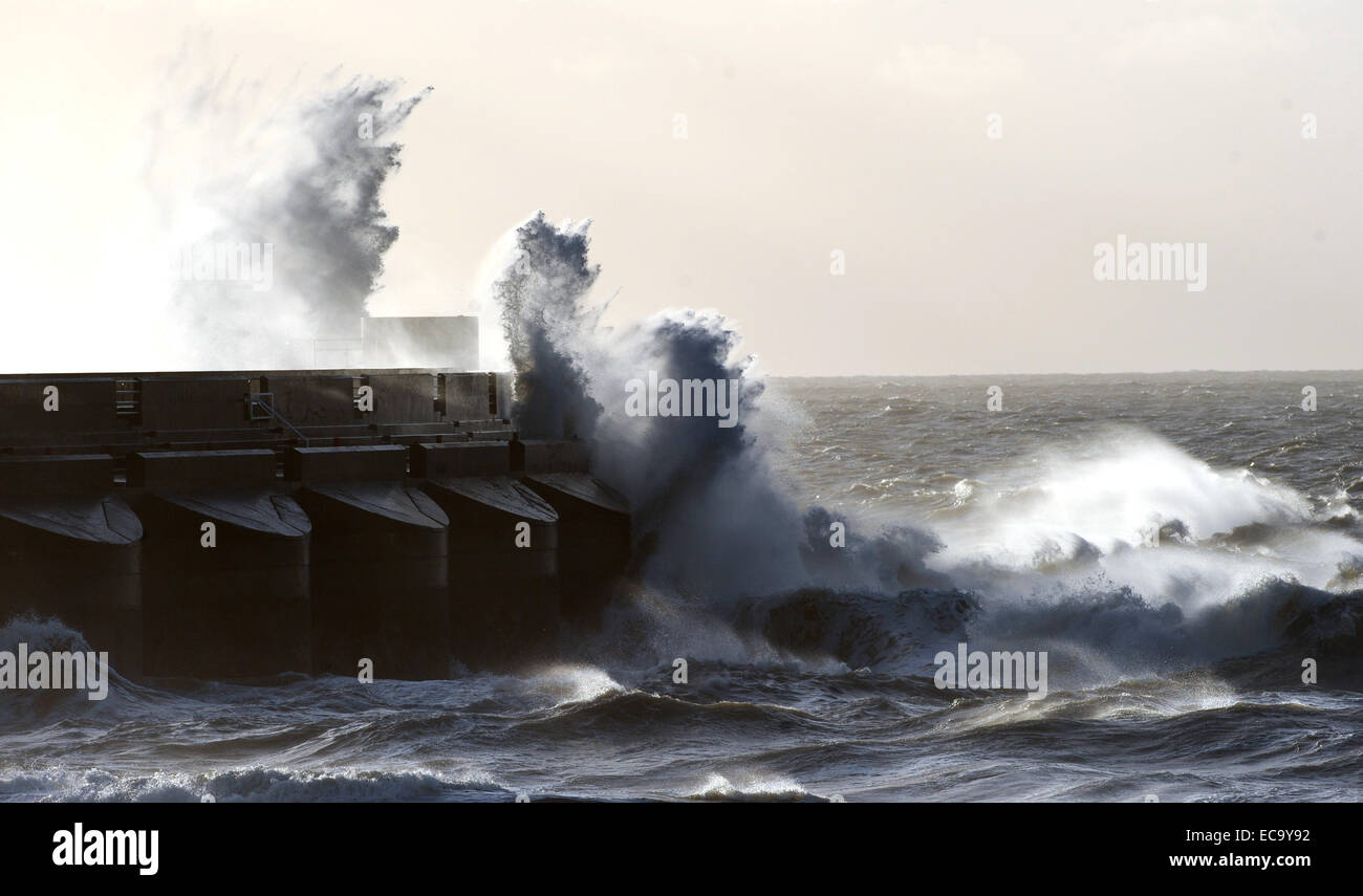 Riesige Wellen über Brighton Marina Wand Sussex Winterstürme Wetter Bombe UK Stockfoto