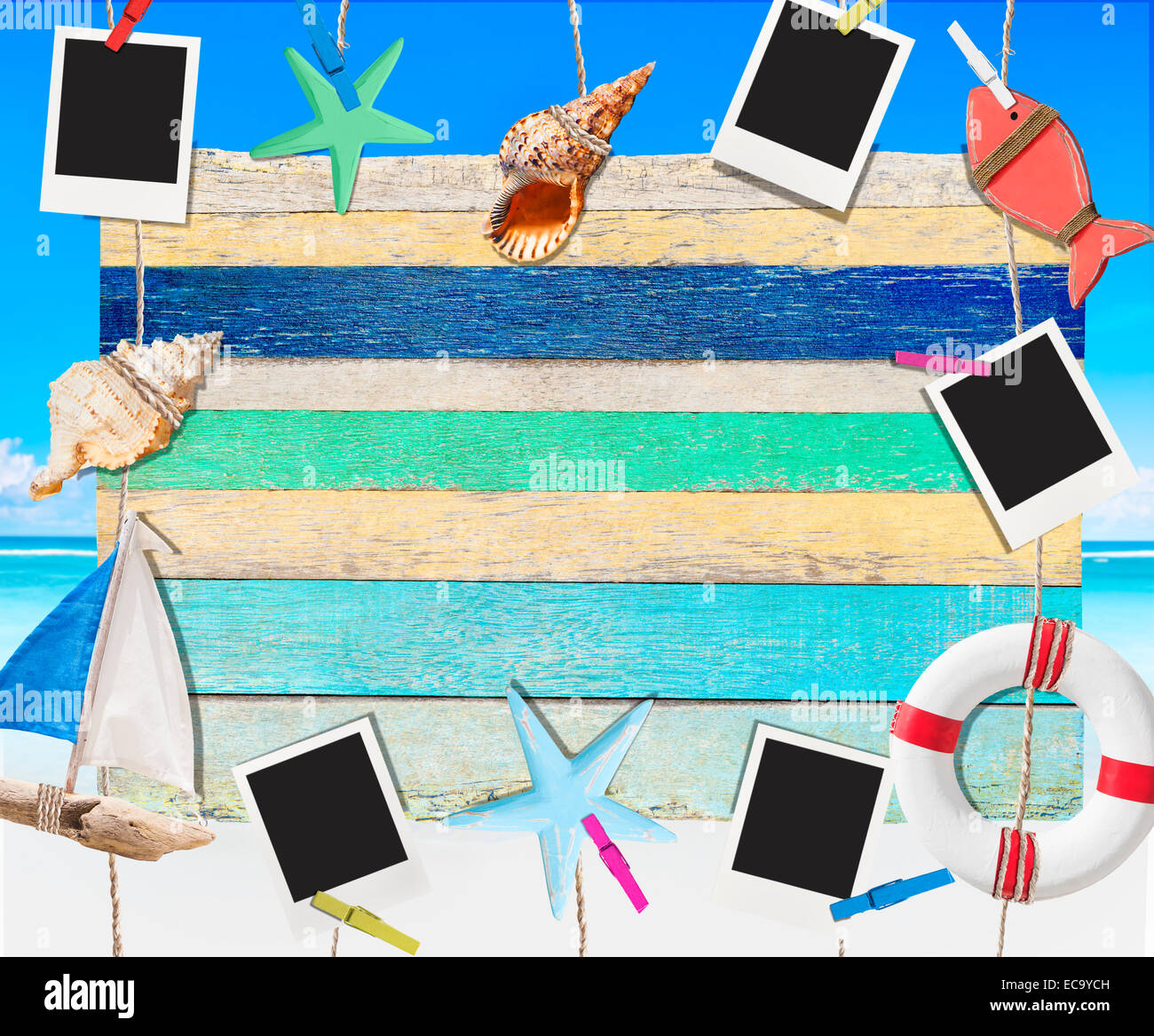 Leere Holzschild im Sommerurlaub-Konzept Stockfoto