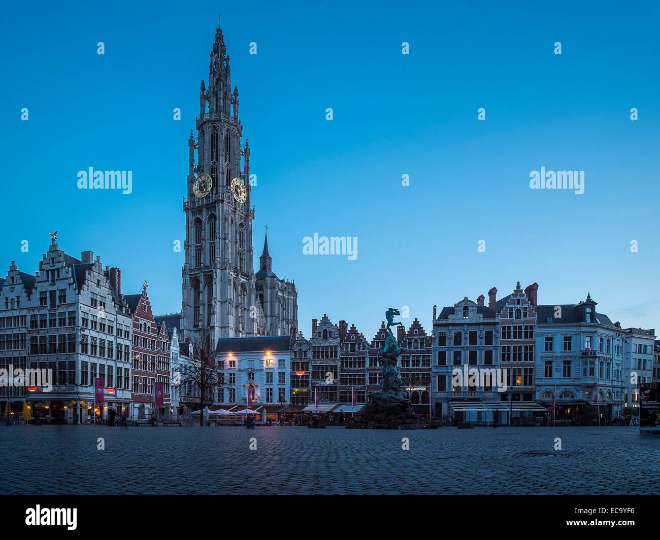 Blaue Stunde Ansicht der Liebfrauenkathedrale in Antwerpen Stockfoto