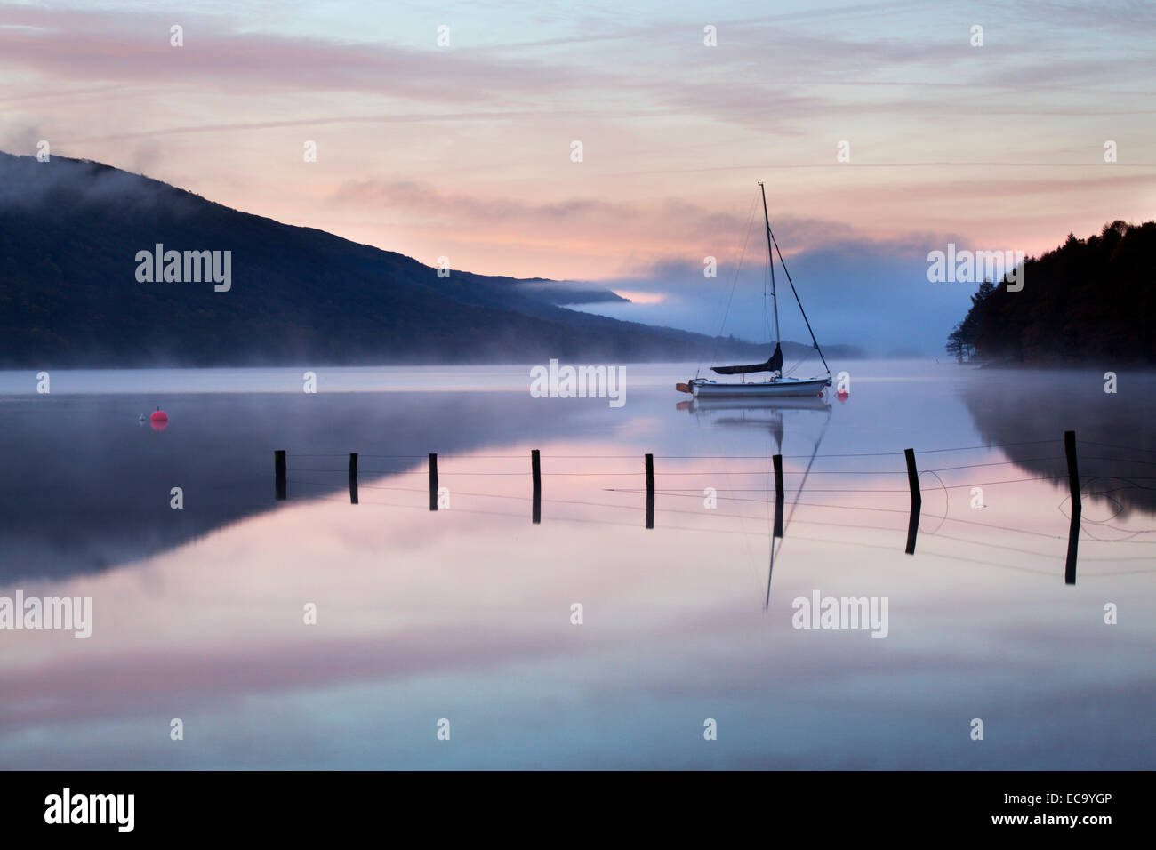 Yacht vertäute auf Coniston Water im Morgengrauen in der Nähe von Coniston Seenplatte Cumbria England Stockfoto