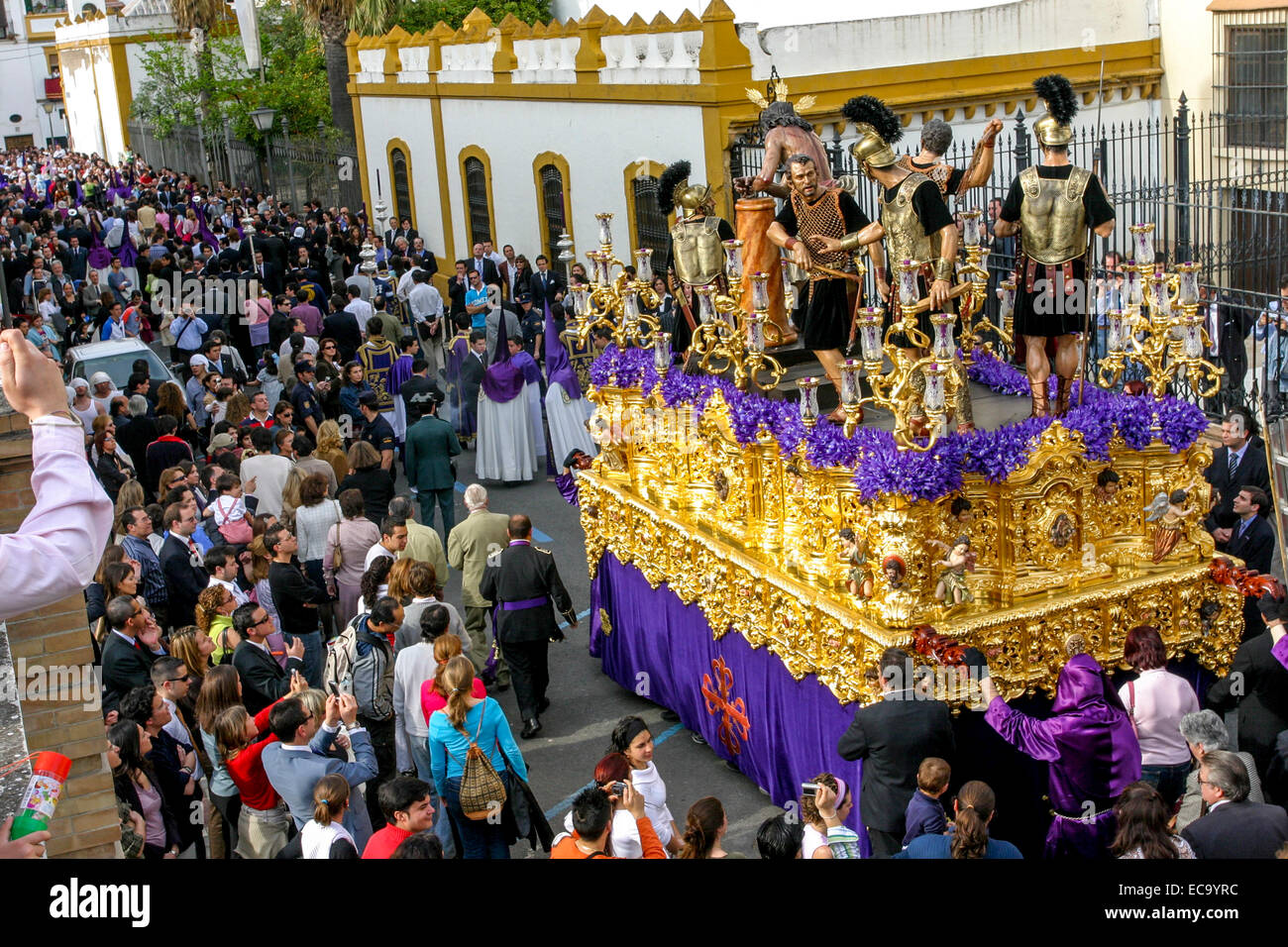 Eine Menge Leute Semana Santa Sevilla Karwoche Prozession Mit Wagen Andalusien Spanien Sevilla Stockfotografie Alamy
