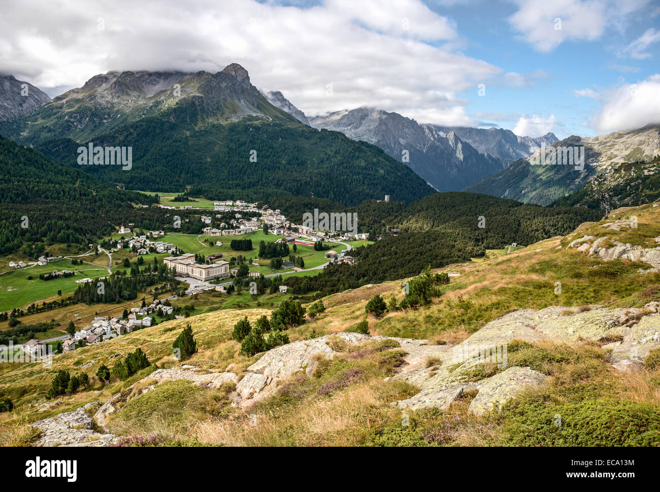 Blick auf Maloja im Frühling, Oberengadin, Graubünden, Schweiz | Aussicht Auf Maloja Im Frühling, Oberengadin, Symbole, Stockfoto