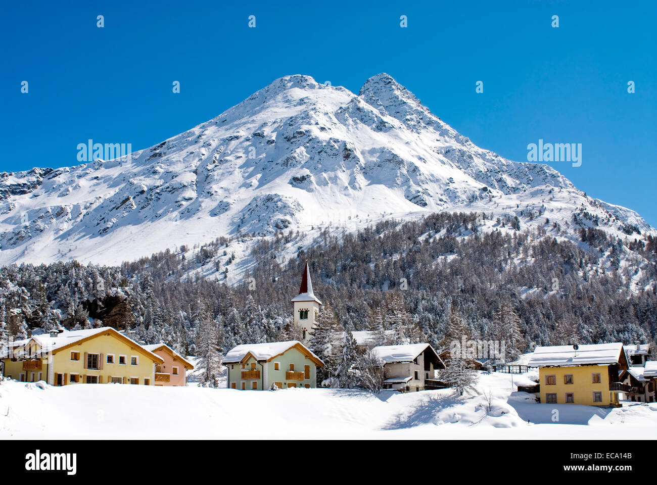 Dorf Maloja am Silsersee Stockfoto