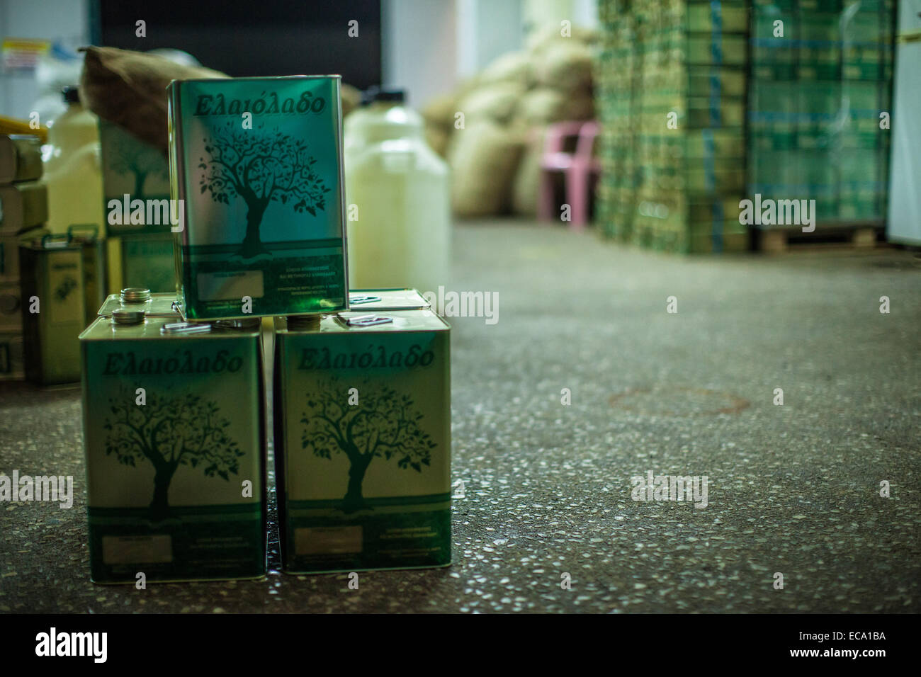 Dosen mit frisch gepresstem Olivenöl. Beschriftung auf der Dose übersetzt "Olivenöl" in griechischer Sprache. Stockfoto