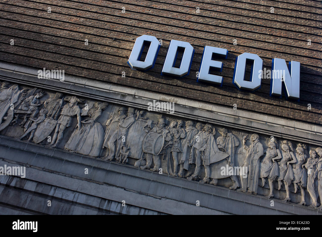 Exterieur des Odeon-Kino im Zentrum von London. Saville Theater ist ein ehemaliger West End Theater bei 135 Shaftesbury Avenue im London Borough of Camden. Das äußere des Theaters hat viele Details der 1930er Jahre, obwohl die schmiedeeisernen Fenster auf der Fassade durch Glasbausteine ersetzt wurde. Ein modellierte Fries des britischen Bildhauers Gilbert Bayes rund um das Gebäude für fast 130 Fuß (40 m), bleibt und steht für "Drama Through The Ages". (Weitere Titel in der Beschreibung...) Stockfoto