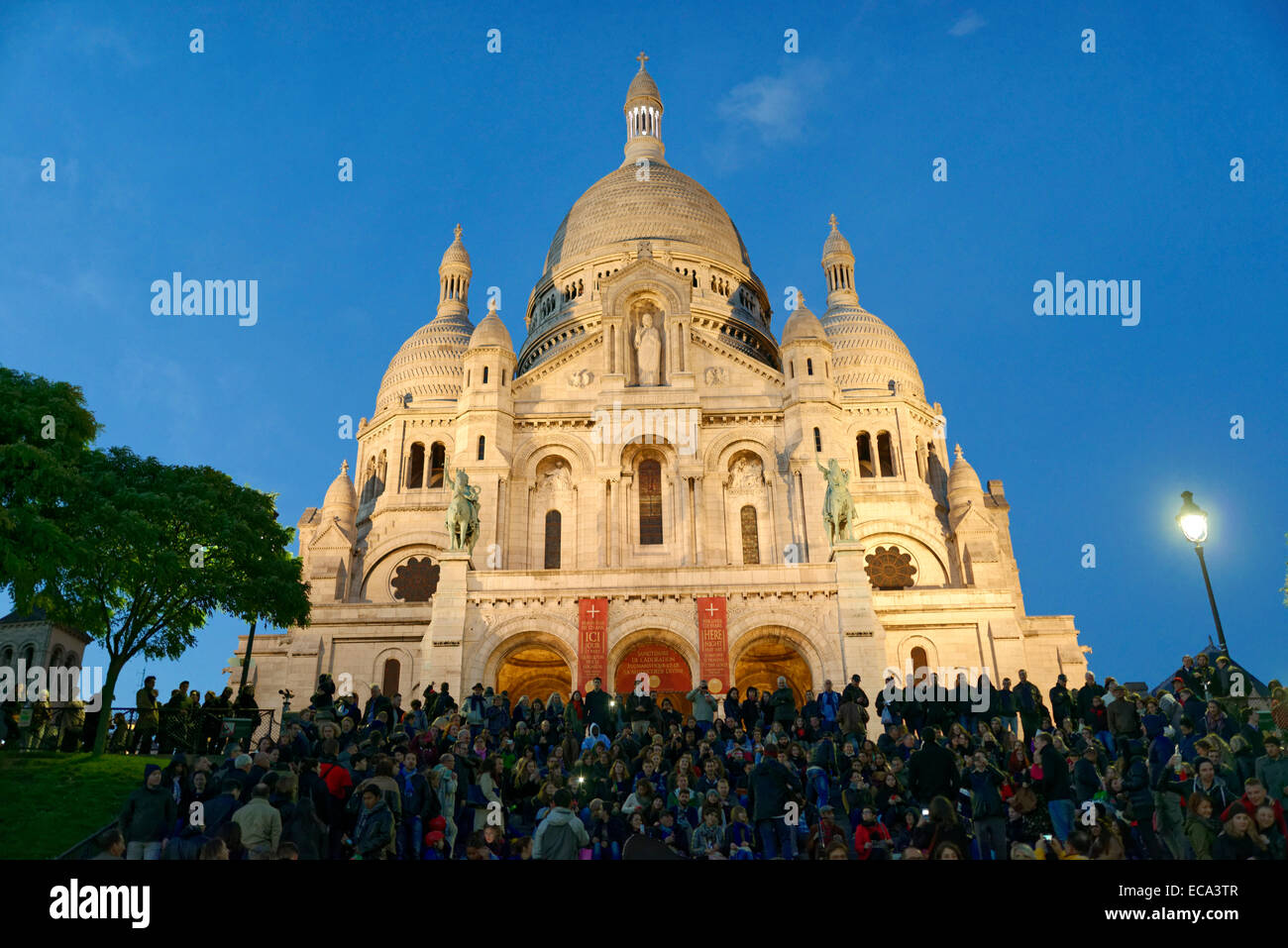 Basilika Sacré-Cœur auf dem Montmartre-Hügel in der Abenddämmerung, Paris, Frankreich Stockfoto Basilika Sacré-Cœur auf dem Montmartre-Hügel in der Abenddämmerung, Paris, Frankreich Stockfoto