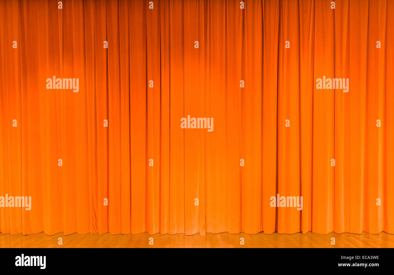 Ein Vorhang in orange, Theaterbühne Stockfoto