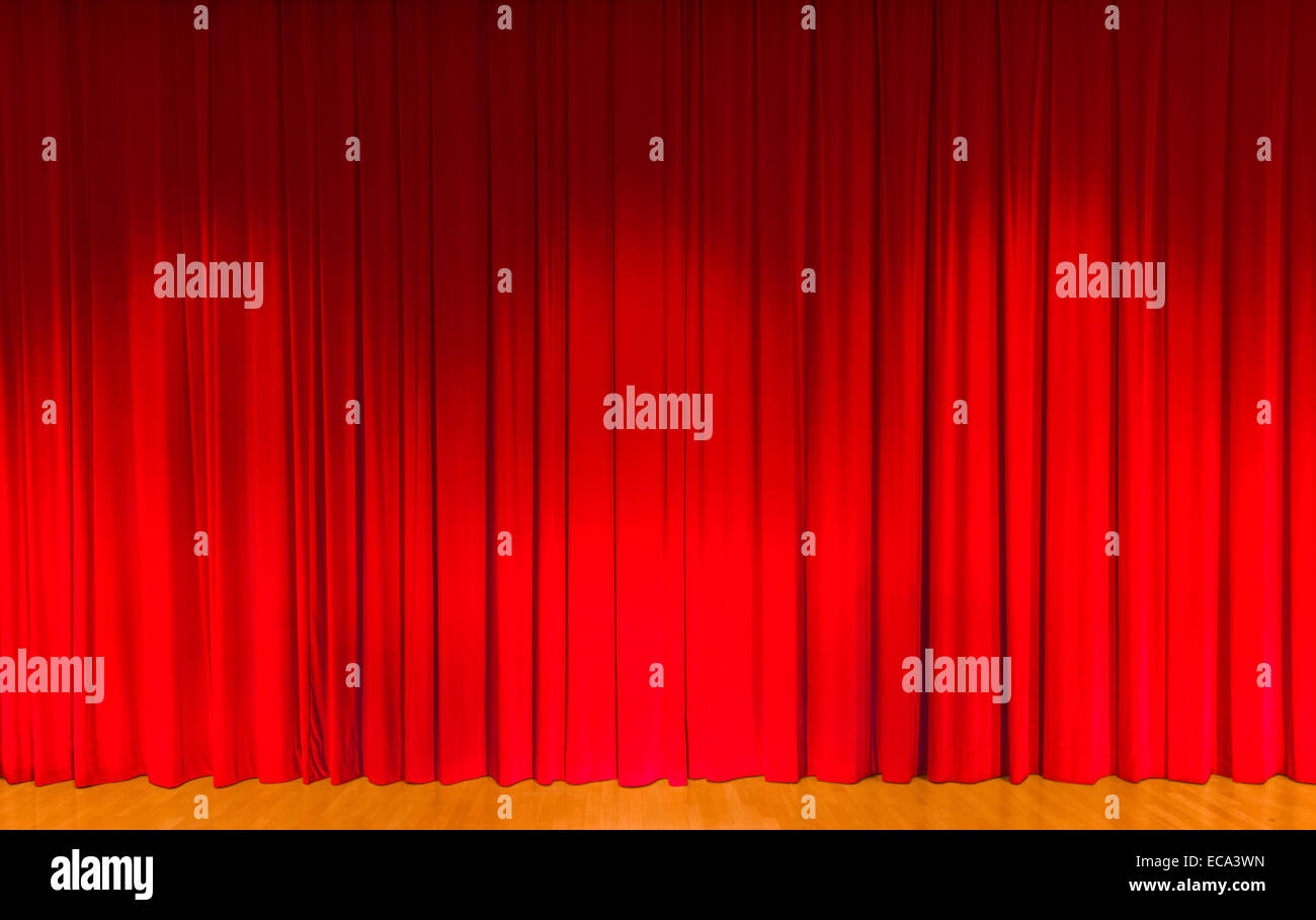 Ein Vorhang in dunklem Rot, Theaterbühne Stockfoto