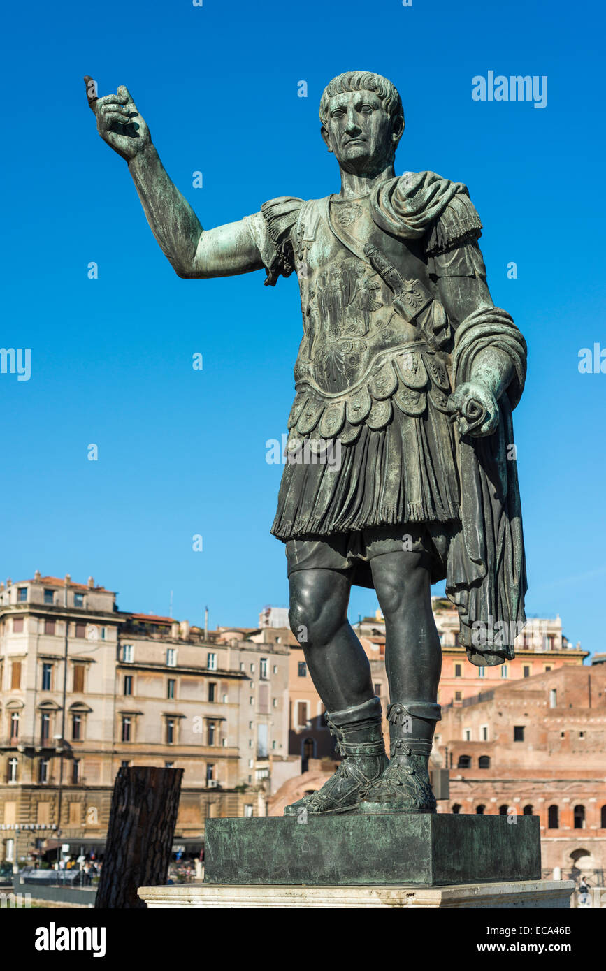 Bronze-Statue von Roman Emperor Trajan, Via dei Fori Imperiali, Rione I Monti, Rom, Latium, Italien Stockfoto