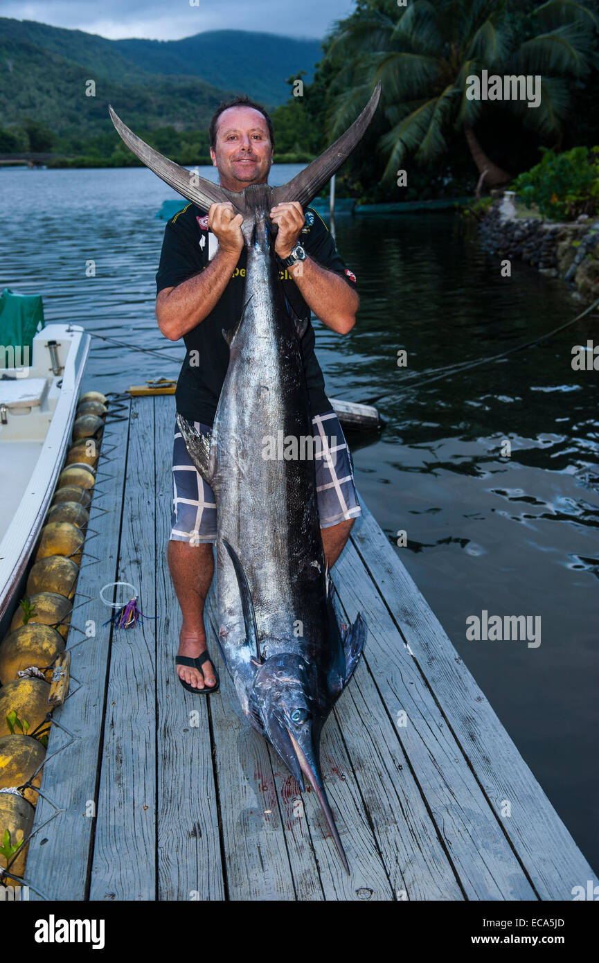 Mann mit riesigen Schwertfisch, Pohnpei, Mikronesien Stockfoto