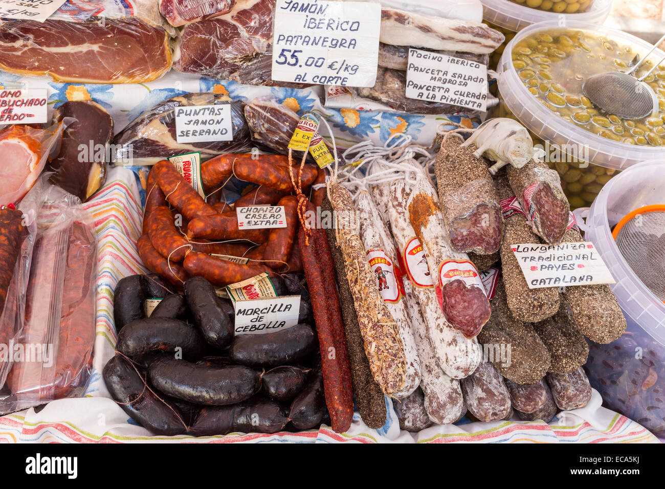 Würste und Schinken, wöchentlich Markt in Porto Colom, Mallorca, Balearen, Spanien Stockfoto
