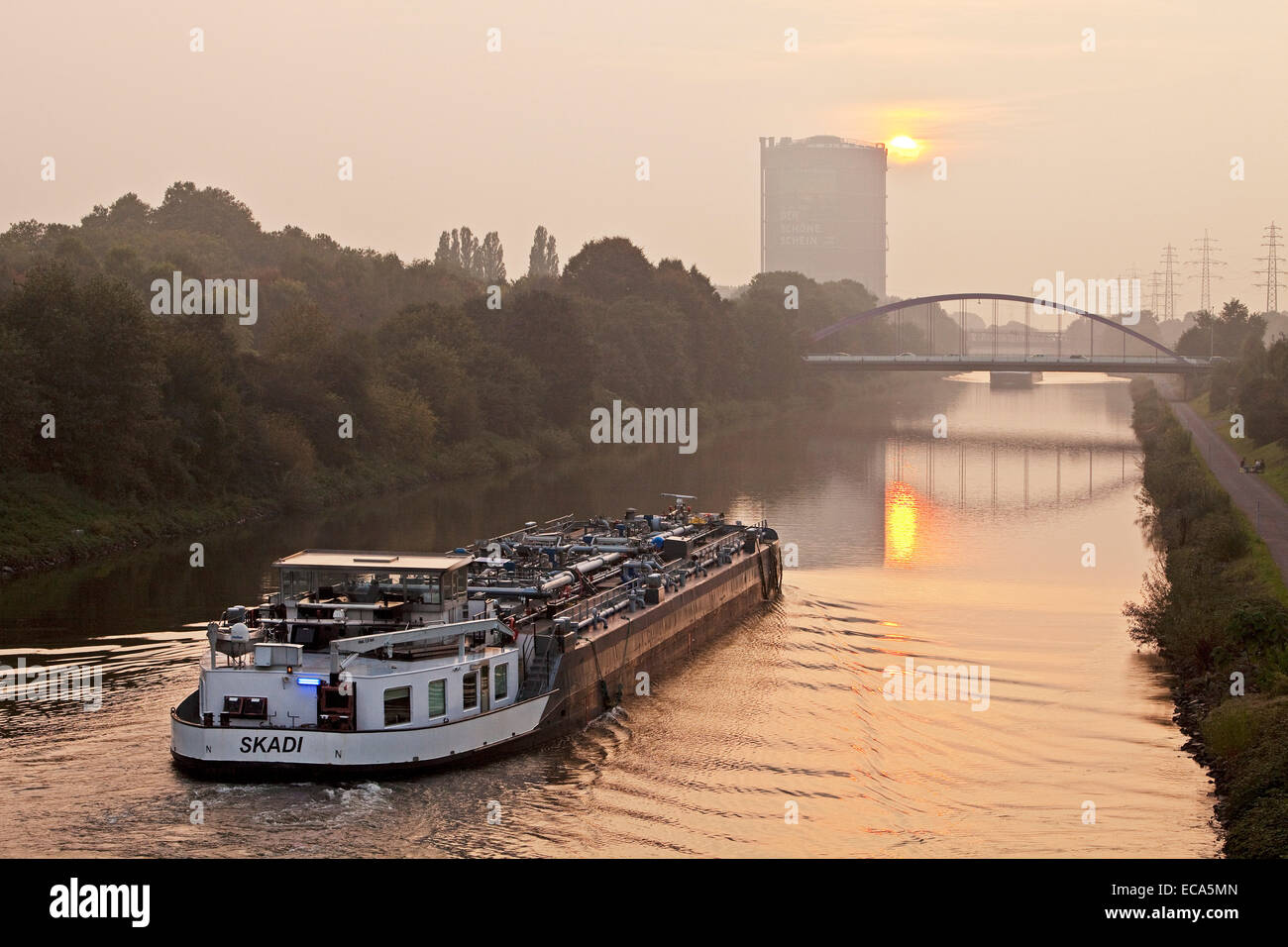 Frachtschiff auf dem Rhein-Herne-Kanal mit Gasometer Oberhausen Ruhr District, North Rhine-Westphalia, Deutschland Stockfoto