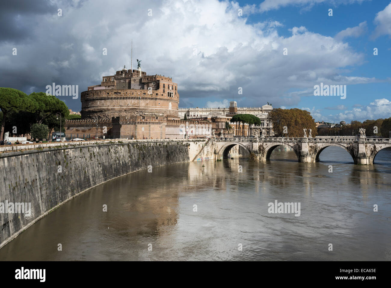 Castel Sant'Angelo mit Gewitterwolken, Tiber mit Hochwasser, Rom, Latium, Italien Stockfoto