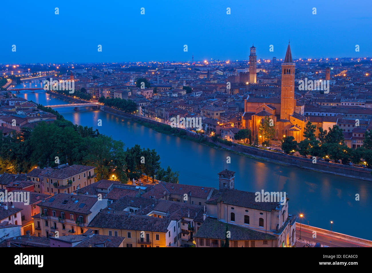 Kirche Santa Anastasia und Torre de Lamberti bei Dämmerung, Etsch, Verona, Veneto, Italien, Europa Stockfoto