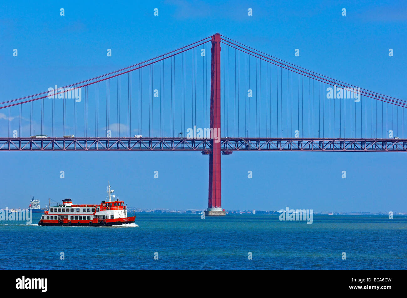 Ponte 25 de Abril, 25. April Bridge, Tajo oder Fluss Tejo, Lisboa, Lissabon, Portugal, Europa Stockfoto