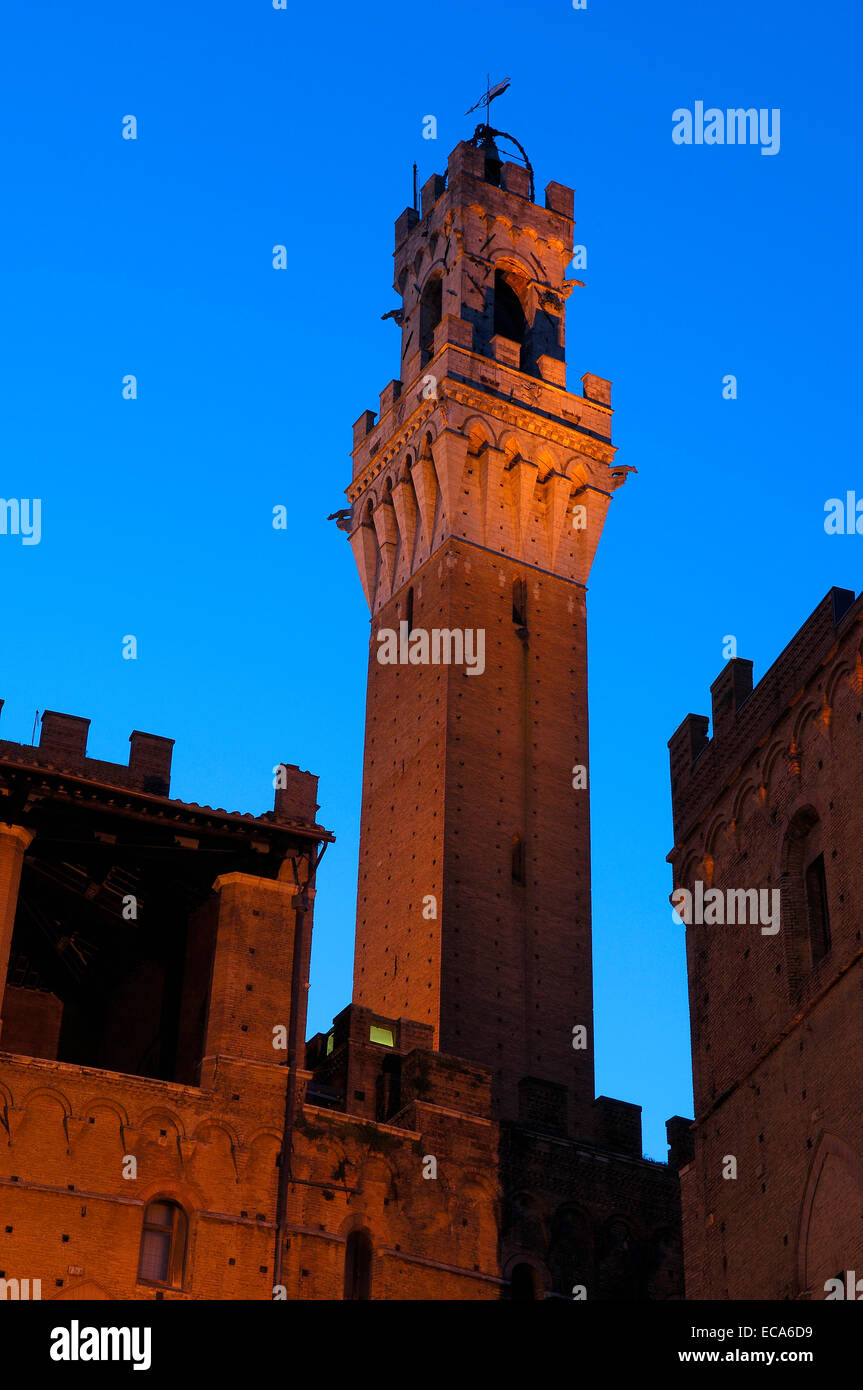 Palazzo Comunale und Torre del Mangia Turm bei Dämmerung, Siena, Toskana, Italien, Europa Stockfoto