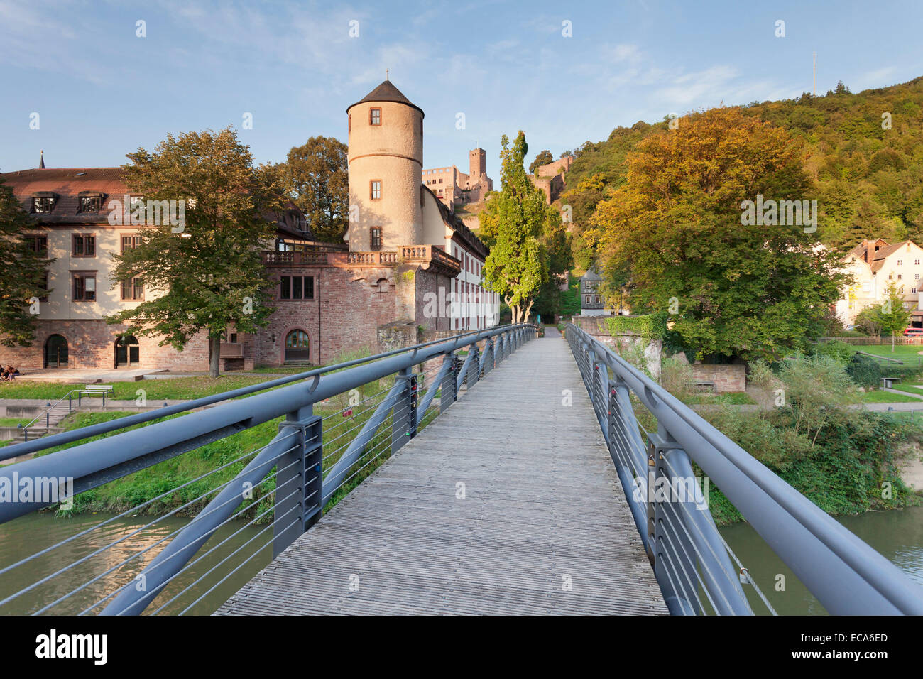 Blick über die Tauber, die ehemalige fürstliche Hofhaltung, den weißen Turm und die Burg Wertheim, Wertheim Stockfoto