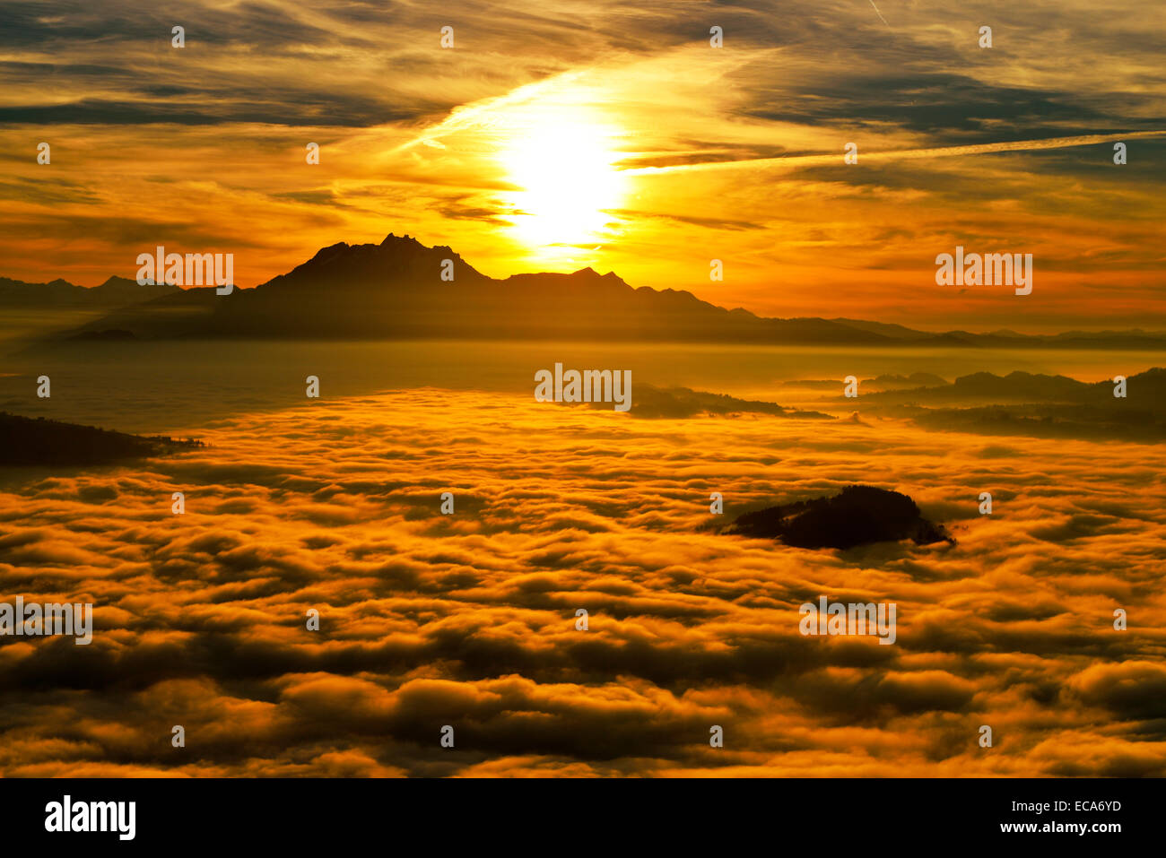 Berg Pilatus über Nebel bei Sonnenuntergang, Kanton Zug, Schweiz Stockfoto