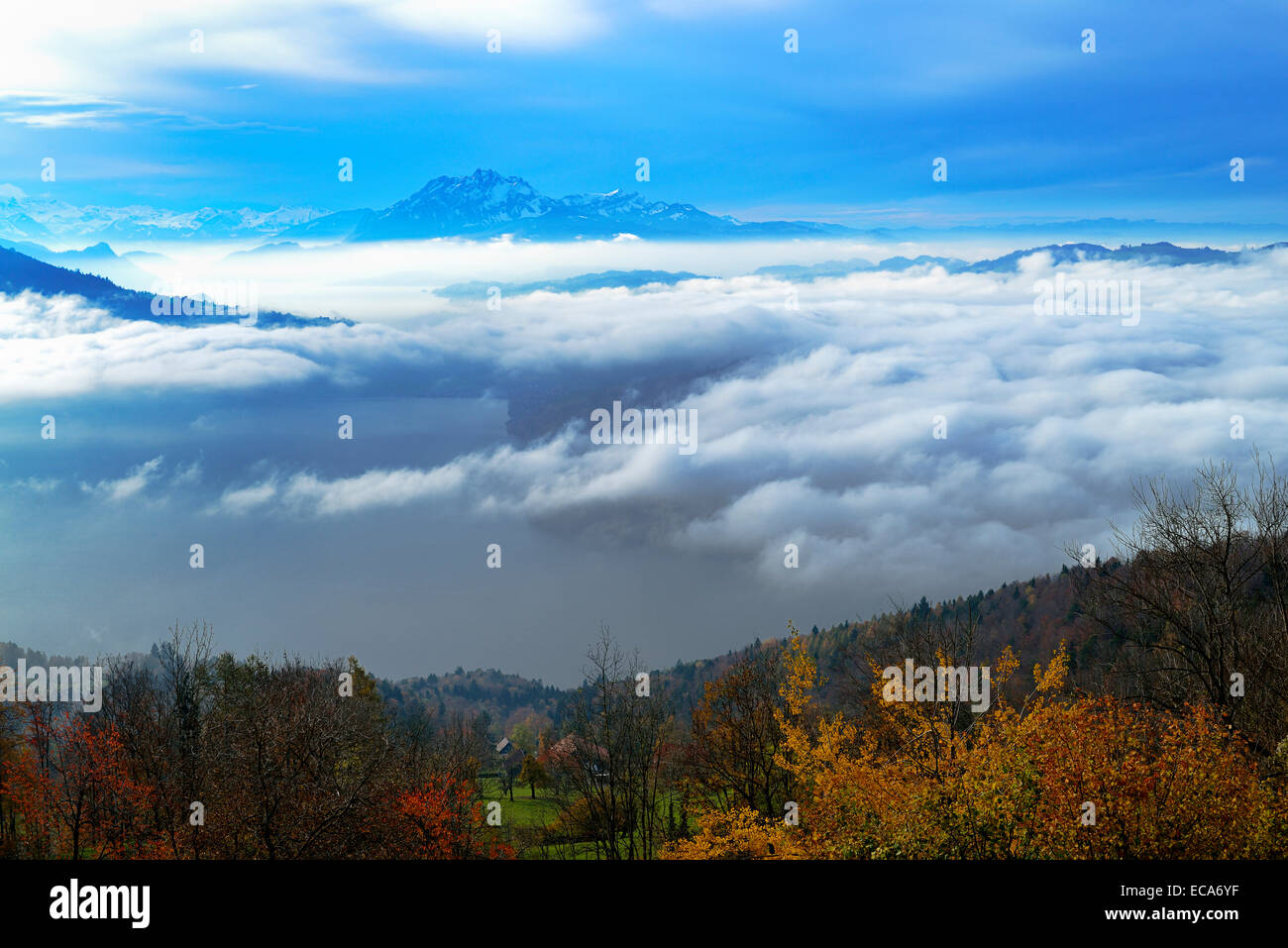 Berg Pilatus über dem Nebelmeer mit Herbstlandschaft und Vierwaldstättersee, Kanton Zug, Schweiz Stockfoto