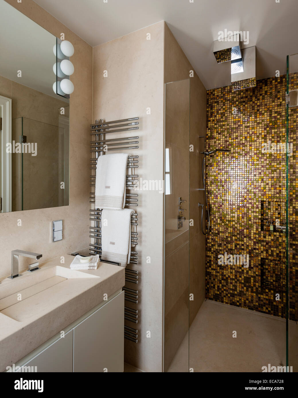 Doppel-Waschtisch und Bad mit Gold geflieste Dusche Stockfotografie - Alamy
