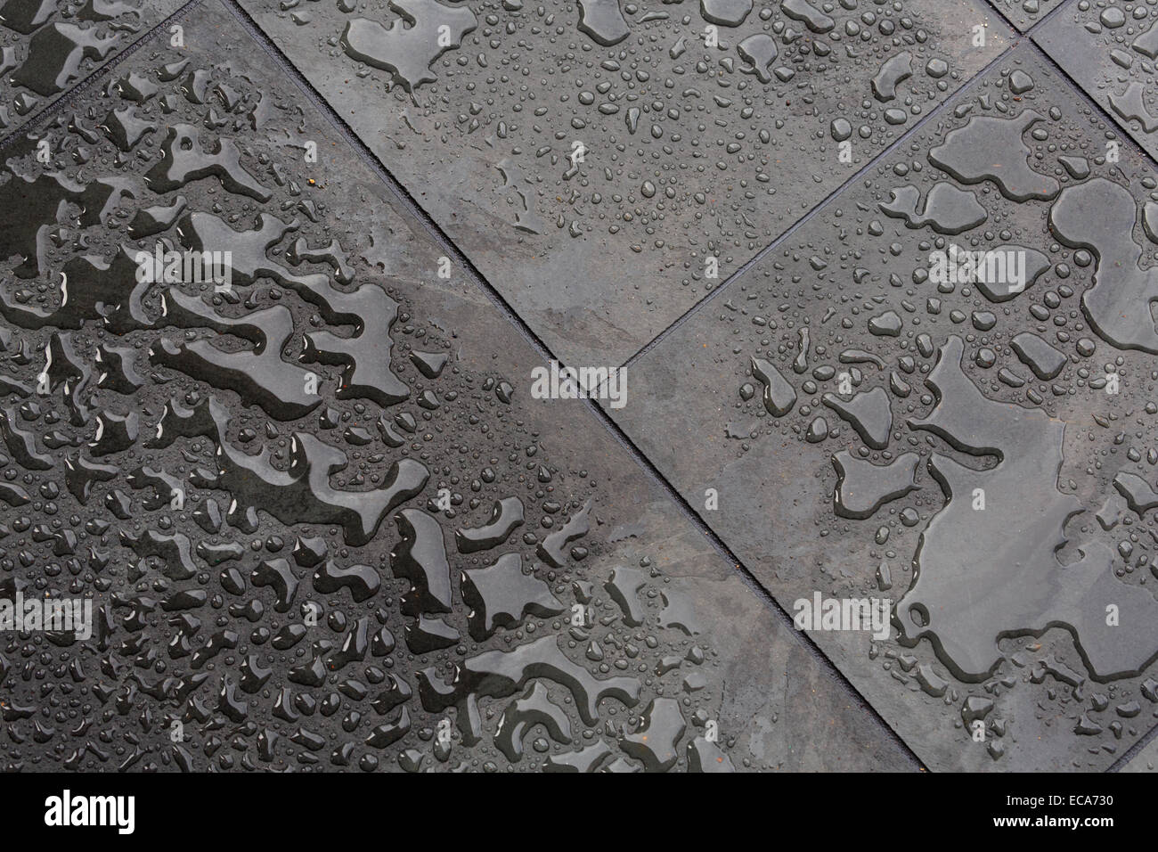 Schiefer Fliesen mit Regentropfen Stockfoto
