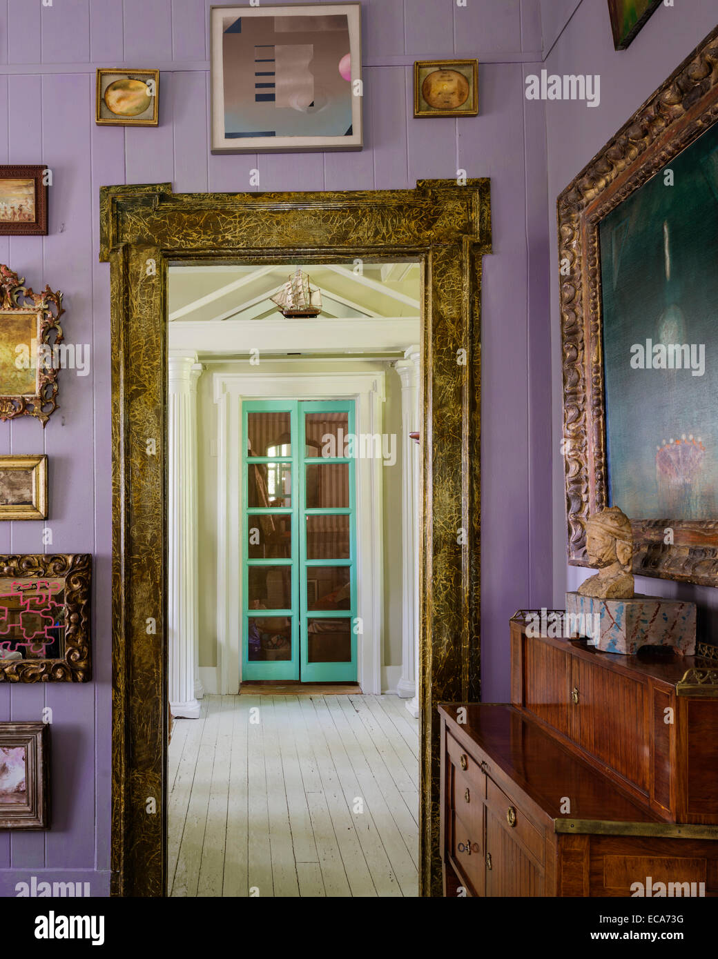Kunstwerk umgibt Tür mit Blick über Flur Stockfoto