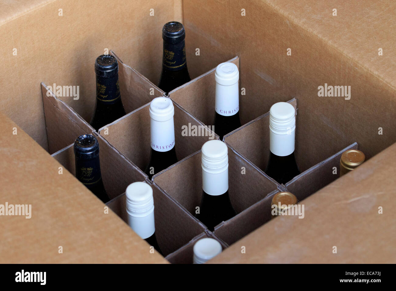 Kiste Wein in einem Karton Stockfoto
