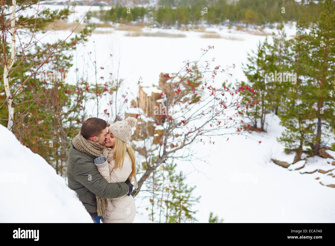 Junge Valentinstag flirten in Winter park Stockfoto