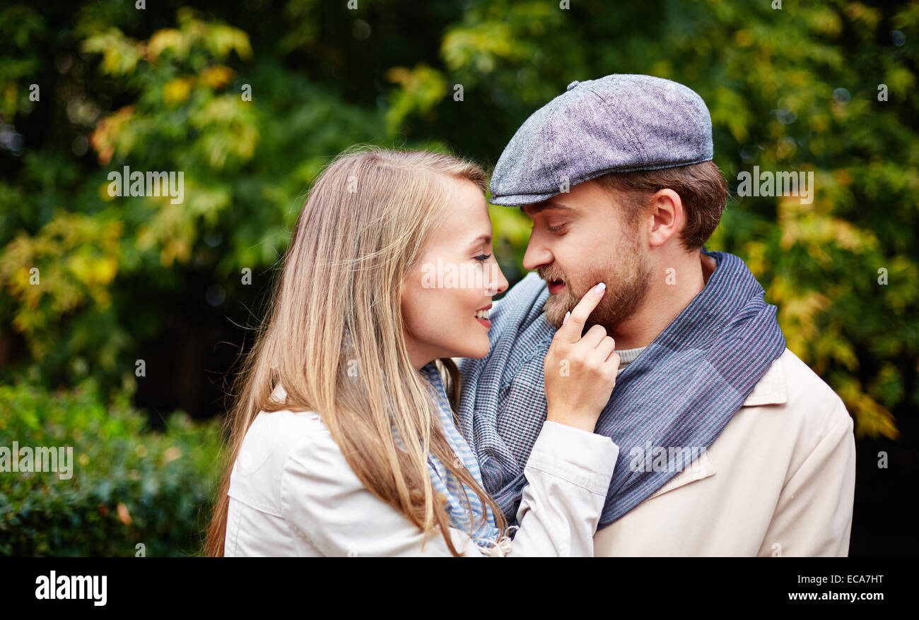 Stilvolle junge Paar flirten in natürlicher Umgebung Stockfoto