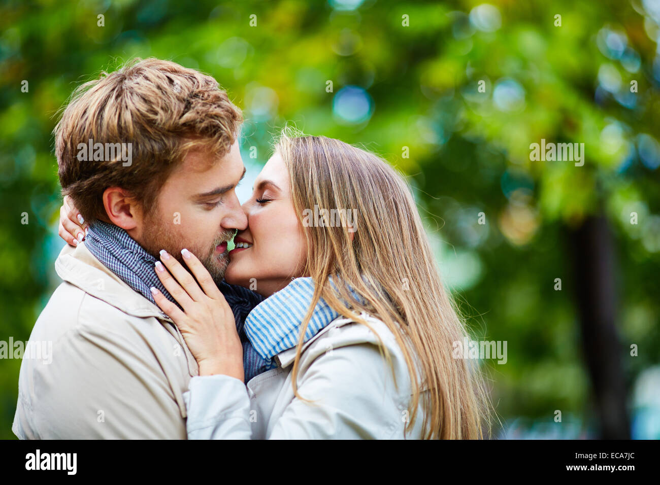 Romantisches Paar küssen im freien Stockfoto