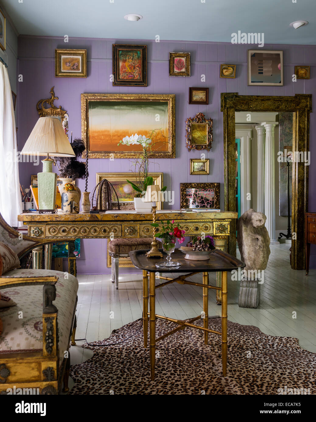 18. Jahrhundert vergoldet italienische Tisch mit Marmorplatte in Wohnzimmer mit Salle Werner Vaughn Kunstwerken an den Wänden Stockfoto