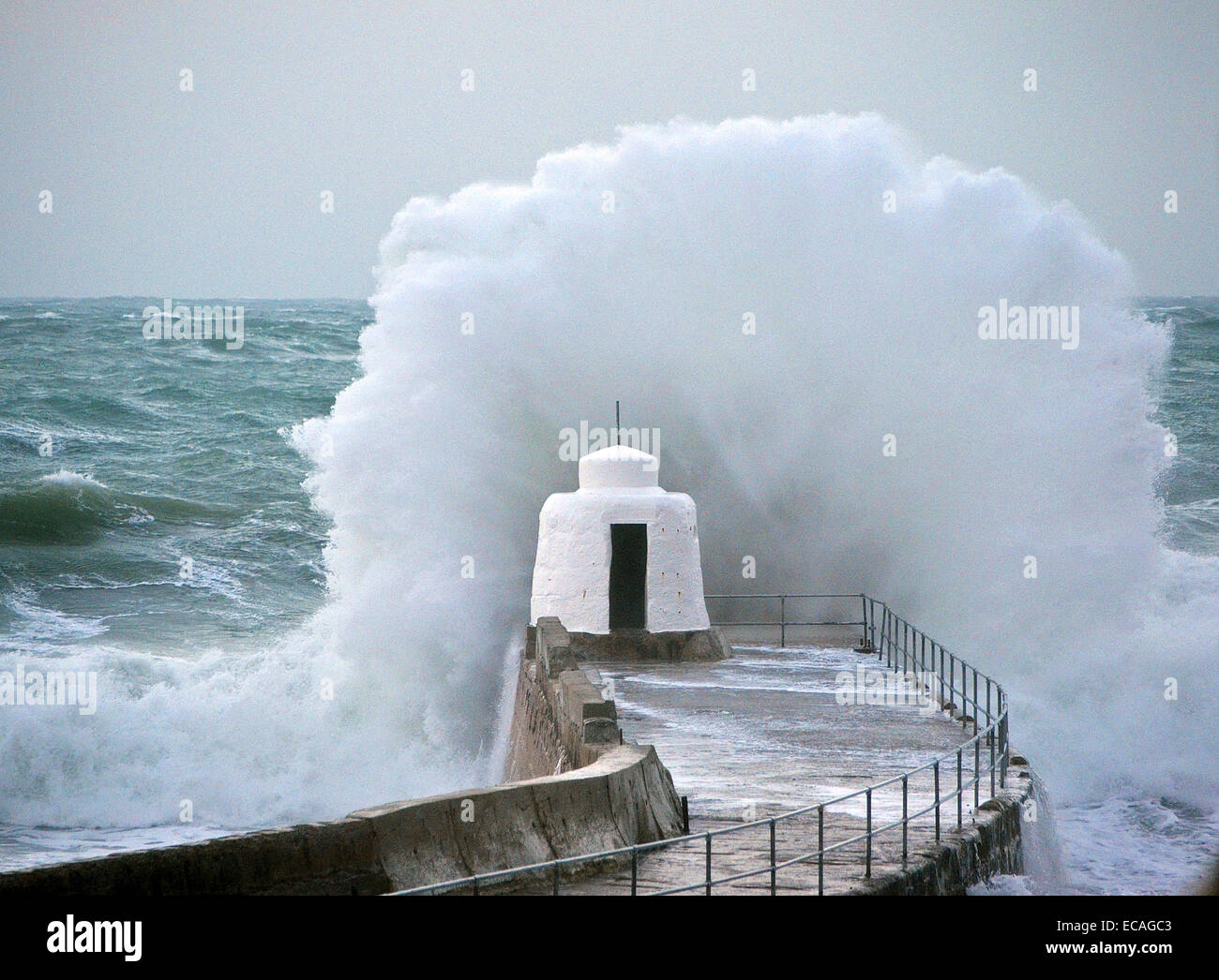 Portreath, Cornwall, UK. 11. Dezember 2014. UK-Wetter: Starke Winde und hohe Wellen schlagen der Küste von Cornwall, die alte Suche Hütte auf dem Pier in Portreath hat erst vor kurzem wieder aufgebaut nach den Stürmen in diesem Jahr. Stockfoto