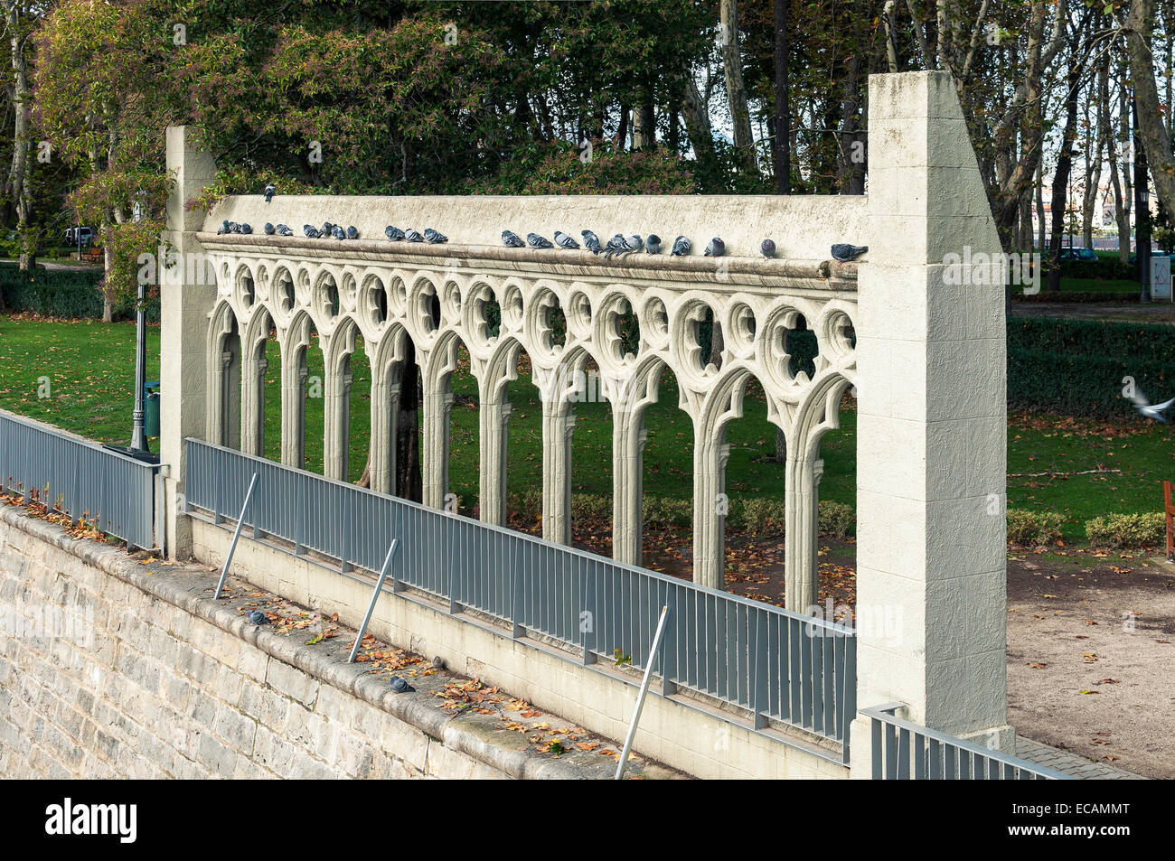 Bau von Bögen in den Graben der Zitadelle, Stadtgärten von Pamplona, Navarra, Spanien. Stockfoto