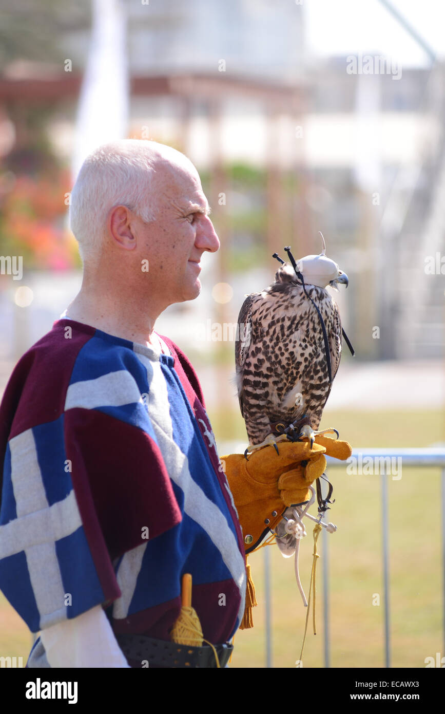 Abu Dhabi, Vereinigte Arabische Emirate. 11. Dezember 2014. Kredit-Teilnehmer und Vogel bei der 3. internationalen Falknerei Festival statt bei Al Forsan in Abu Dhabi, Vereinigte Arabische Emirate zwischen 11 und 13 Dezember: Richard Sharrocks/Alamy Live News Stockfoto