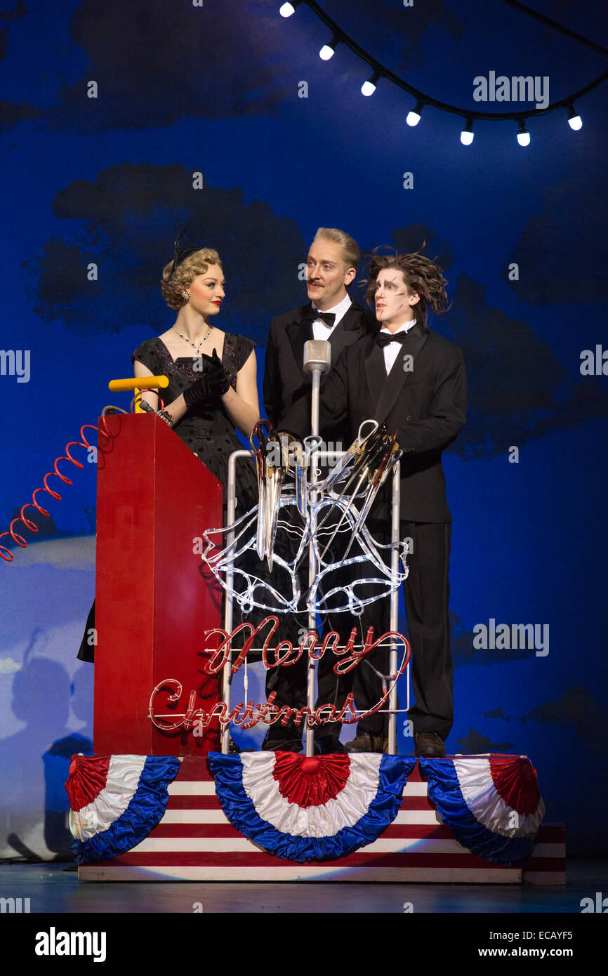 Im Bild: Dominic Norden als Edward mit den Scherenhänden. Fototermin für die Matthew Bourne Adaption für die Bühne von Burtons Film "Edward Scissorhands" Sadler es Wells. Edward Scissorhands läuft vom 2. Dezember 2014 bis 11. Januar 2015 am Sadler es Wells Theatre in London. Edward Scissorhands entsteht durch Matthew Bourne Unternehmen neue Abenteuer. Edward Scissorhands spielt Liam Mower und Dominic North, Kim Boggs wird von Katy Lowenhoff und Ashley Shaw (auf alternative Nächte) gespielt. Stockfoto